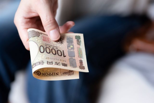 お金を払う男性の手