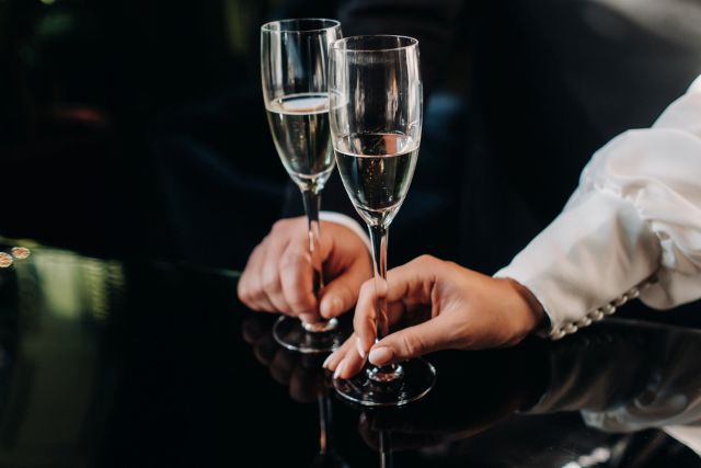 シャンパンで乾杯する男女の手
