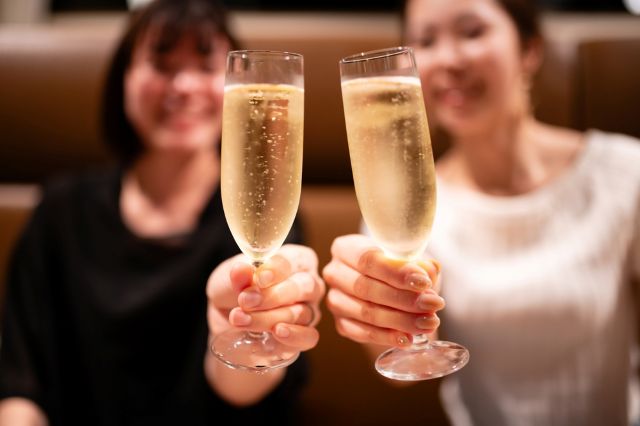 シャンパンで乾杯しようとする女性2人