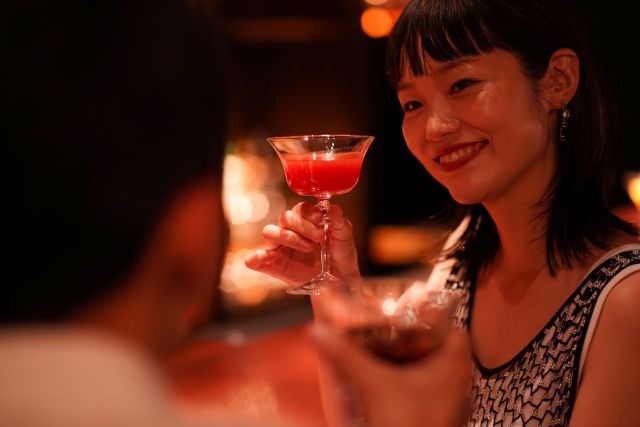 カクテルで乾杯する男女